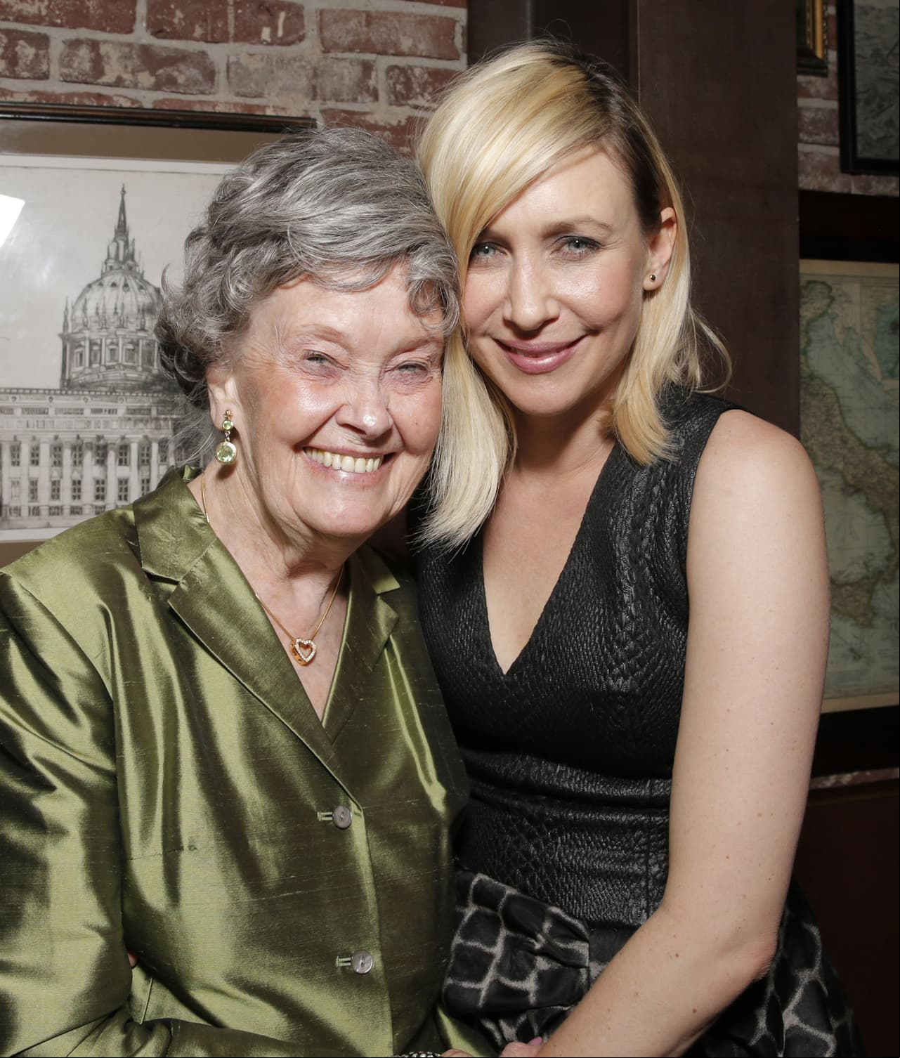 Lorraine Warren y Vera Farmiga en el 'after party' de 'El Conjuro' en 2013
