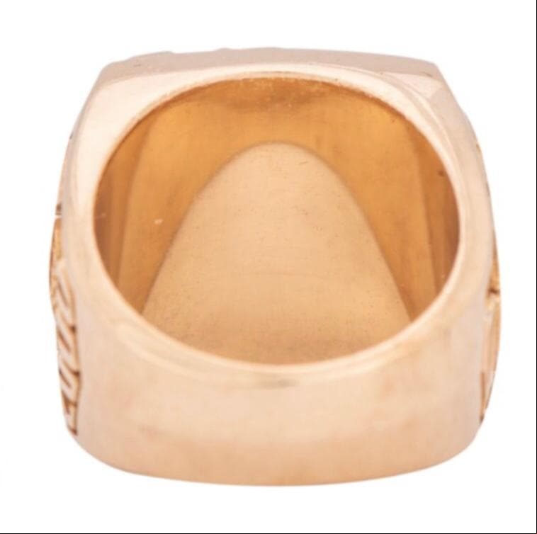 El anillo de campeonato de Los Angeles Lakers de 2000 que Kobe Bryant regaló a su padre Joe, está disponible en una subasta que arrancará en los $40 mil dólares.
