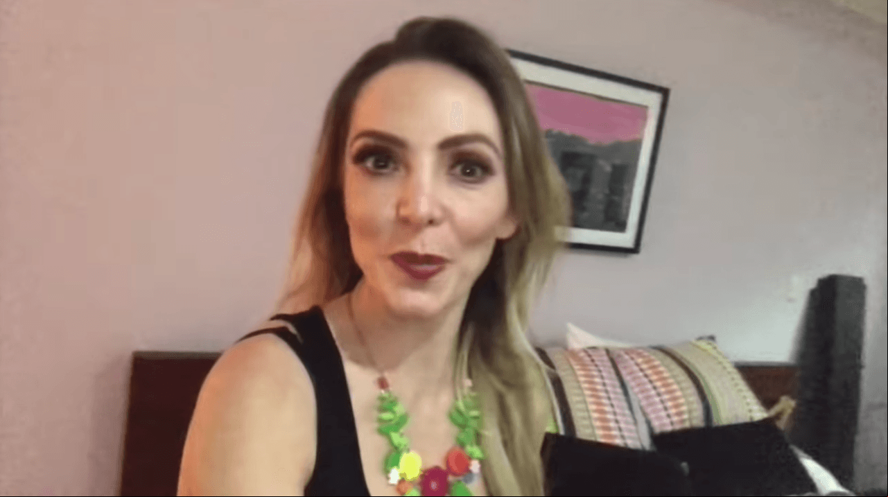 De igual forma está la recámara de María José, la otra hija del empresario. Este lugar tiene una enorme pecera donde la joven cuida a sus tortugas. También tiene una cama matrimonial y un pequeño sillón para descansar; los acabados son de madera y las paredes blancas.