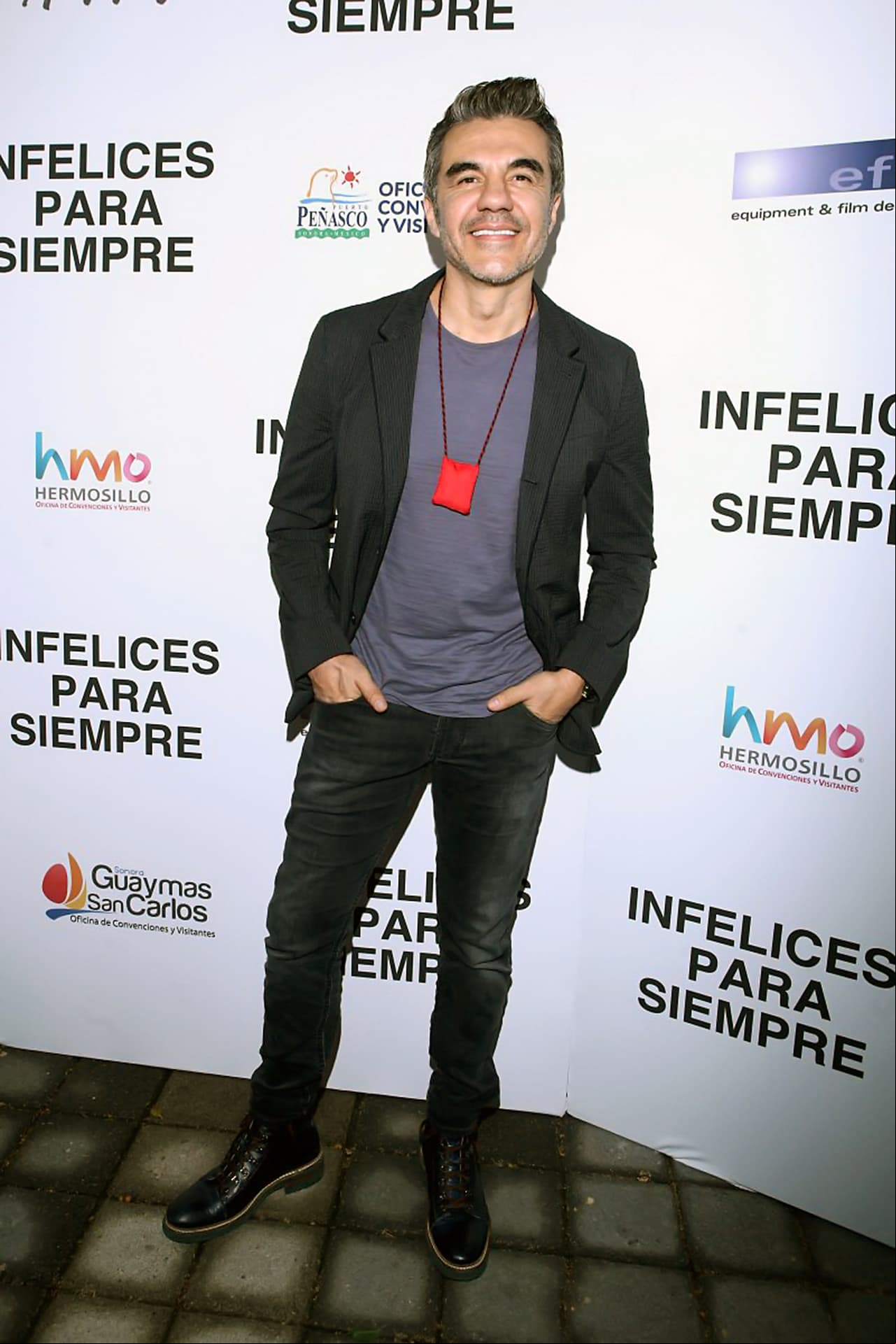En mayo de ese mismo año, algunos medios señalaron un romance entre ella y el comediante Adrián Uribe. No obstante, fue hasta poco más de un año después que el actor reveló que sí vivieron un idilio amoroso, y dijo que habían terminado en buenos términos.