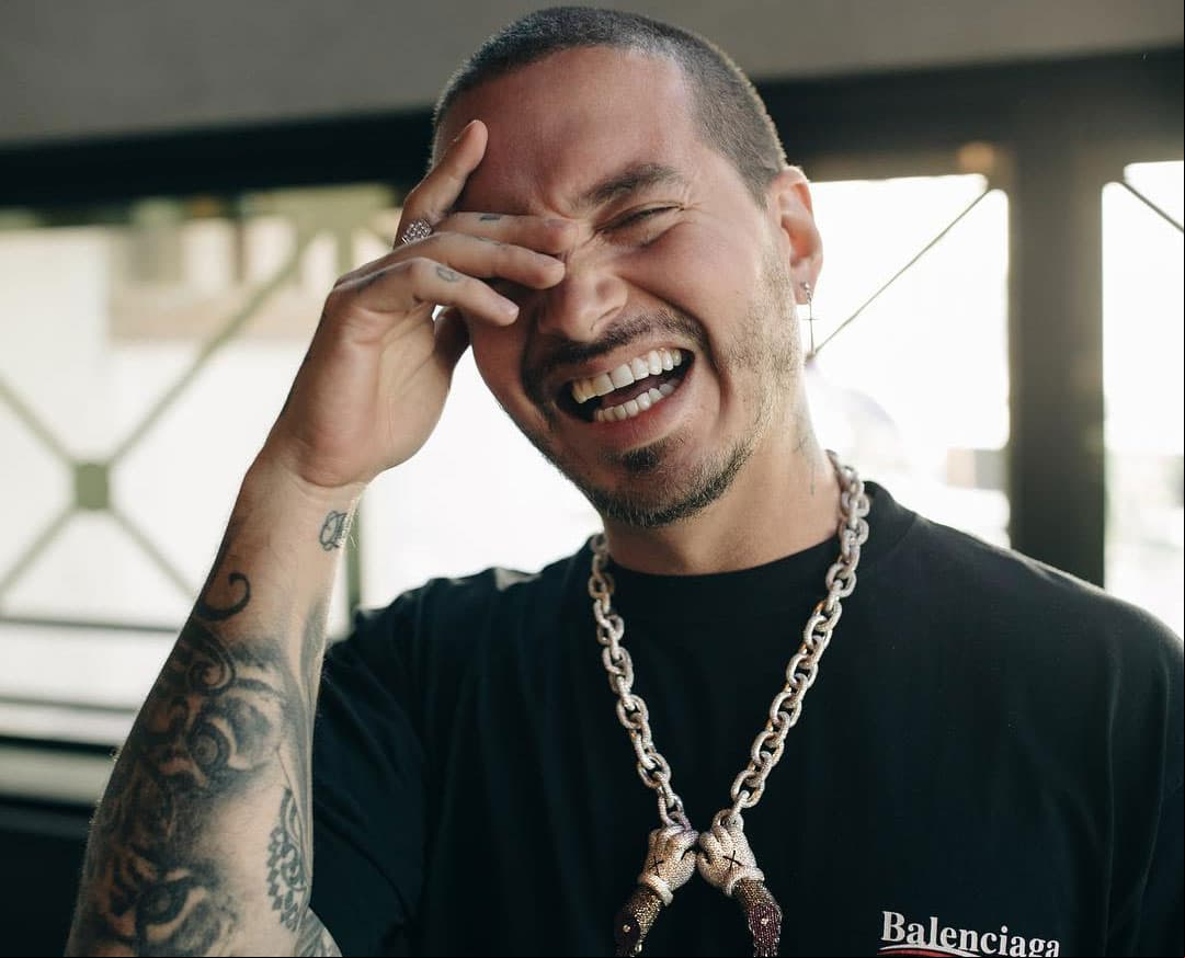 J Balvin se alista para los Premios Billboard con este peculiar baile