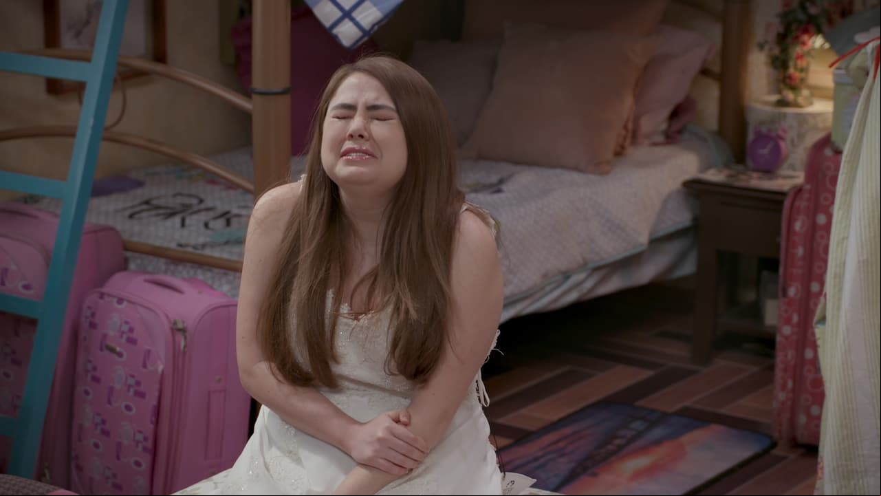 Ella sufre porque su boda es un desastre.