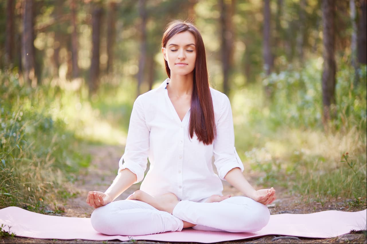 <b>Practica la meditación. </b>Es un ejercicio muy sencillo. Lo único que tendrías que hacer es tomar conciencia de tu respiración. Al meditar dedicas tiempo a ti misma y te ayuda a relajarte y olvidarte del estrés.
<br>
<br>