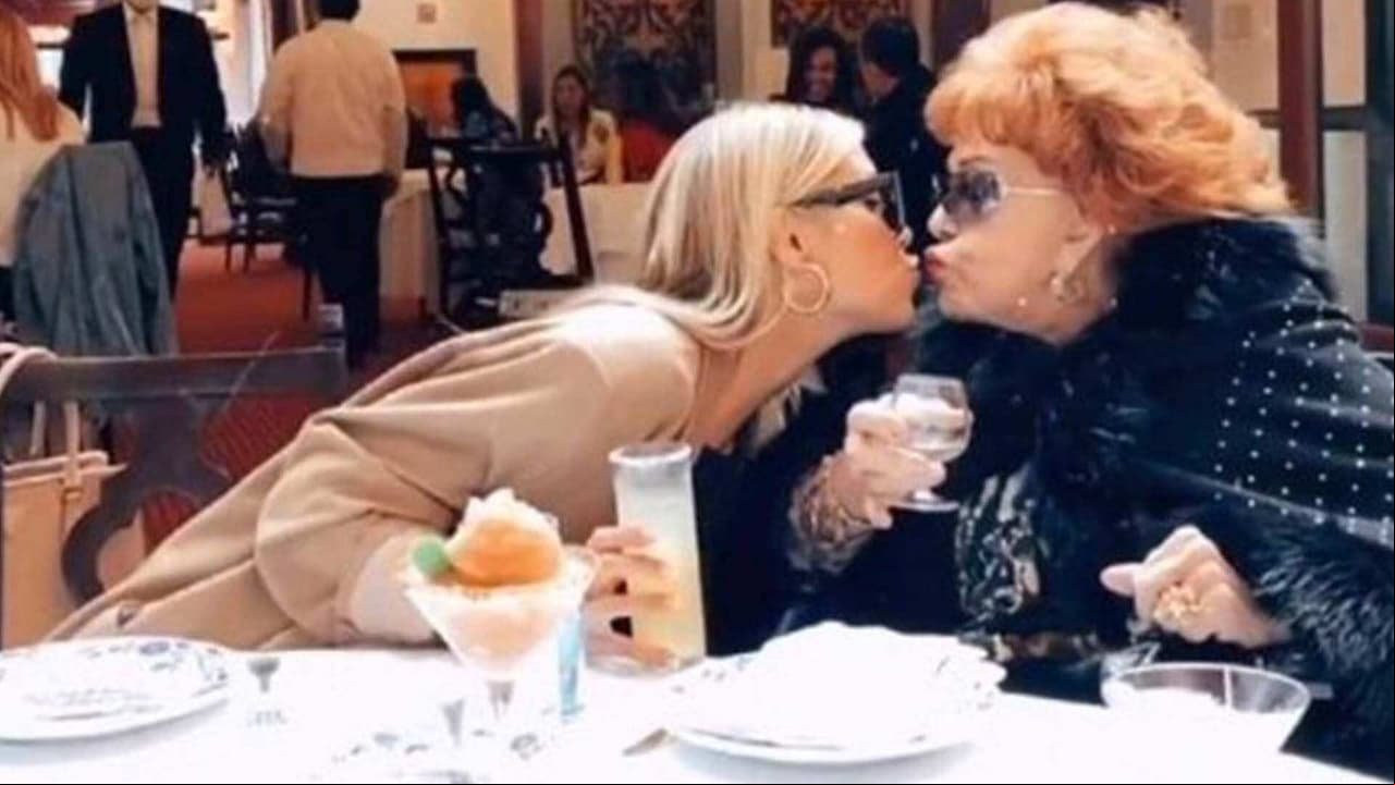 Silvia Pinal reaparece echándose palomazo con Michelle Salas tras rumores sobre su estado de salud