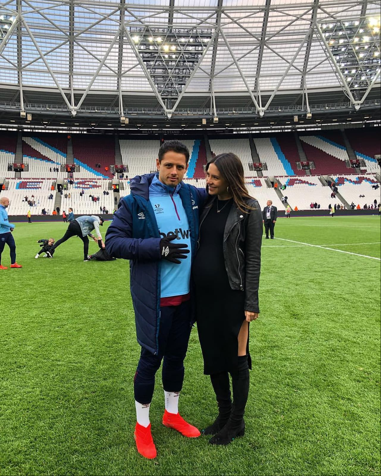 Esposa de ‘Chicharito’ disfruta la etapa final de su embarazo en Italia