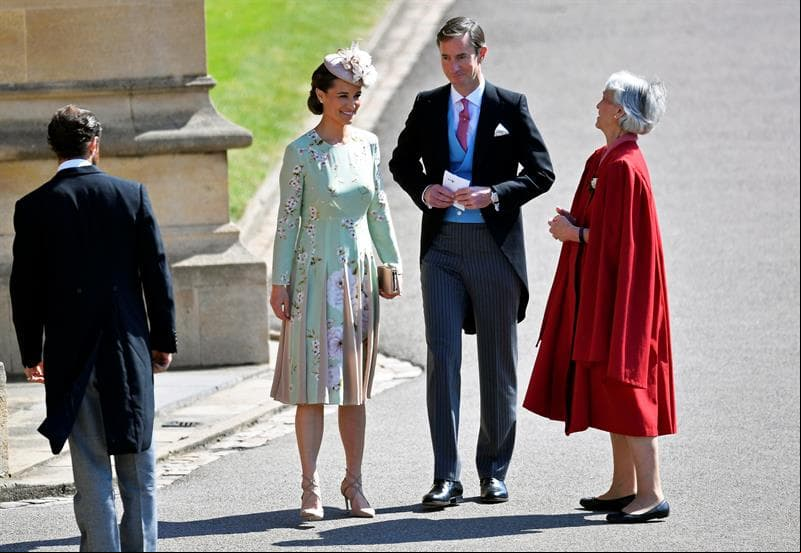 Pippa Middleton presumió un vestido color menta floreado y un tocado pequeño, que resaltó su belleza.
