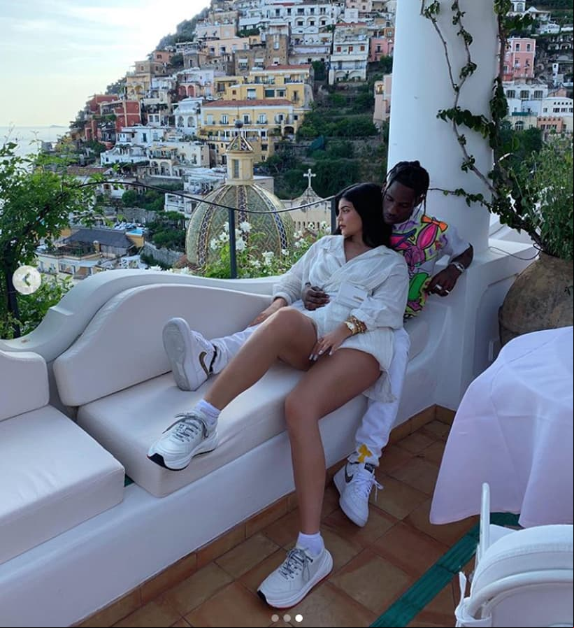 Aunque se rumoró que Kylie llegaría al altar durante estas vacaciones, una fuente cercana a la familia Kardashian aseguró a Entertainment Tonight que no habría una boda.