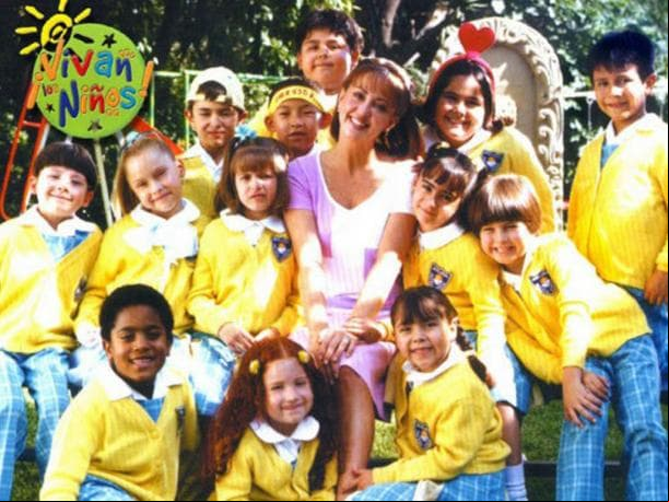 En 2002, el productor Nicandro Díaz estrenó ¡Vivan los niños!, una adaptación de 'Carrusel', una telenovela de 1989 que narró la vida de un grupo de niños y su maestra.