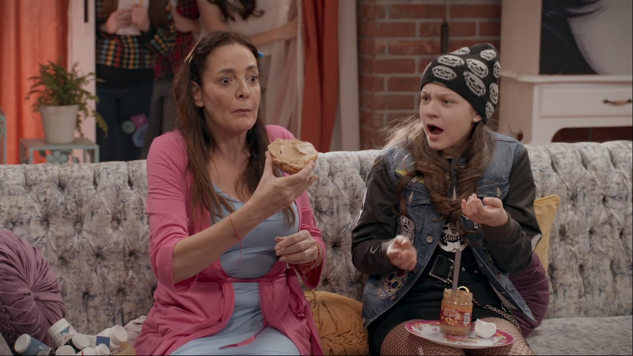 Con tal de descubrirla, Victoria casi le causa un shock anafiláctico a su "ruqui abuela", pues no sabía que era alérgica a la crema de cacahuate.