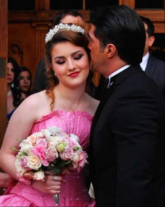 El ahora actor estuvo casado con la cantante Alicia Villarreal de 1998 a 2001 y como producto de ese amor nació su hija Melenie Aidée Carmona Villareal, con quien tiene una excelente relación, la cual presumen en redes sociales.