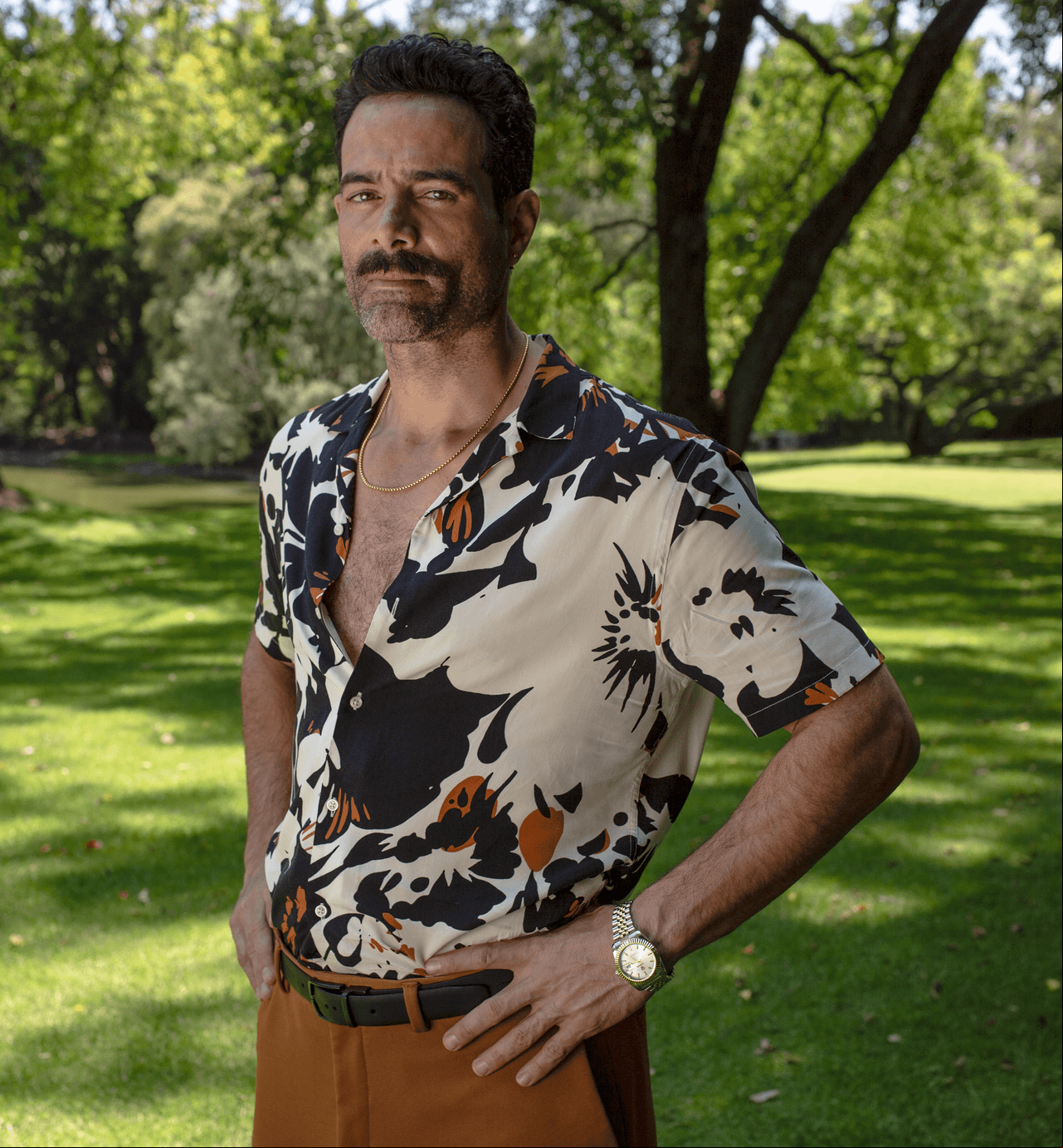 En las grabaciones, Luis Roberto Guzmán contó en exclusiva para Las Estrellas lo emocionado que está de su regreso a la televisión y de hacer comedia en esta gran historia.