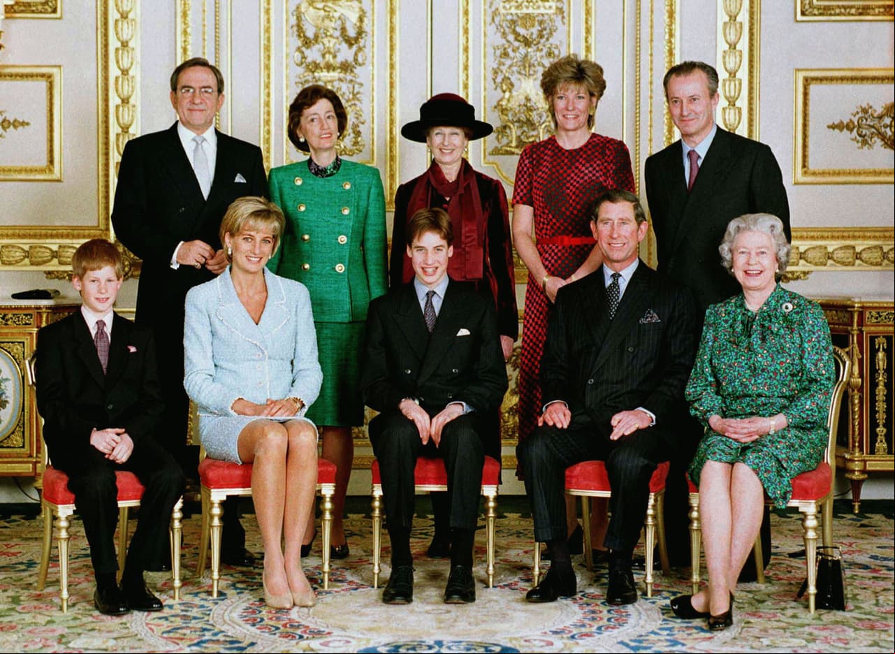 Para la confirmación del príncipe William en la Capilla de San Jorge, la Reina usó un modelo verde (un color que normalmente refleja armonía) de mangas largas y discretos tacones negros, en compañía de su familia, en marzo de 1997. De acuerdo con Univisión, "los colores fuertes que usaba en su sombrero, sus abrigos y sus trajes de faldas rectas lograban que ella siguiera siendo la más visible y reconocible de todo el grupo".