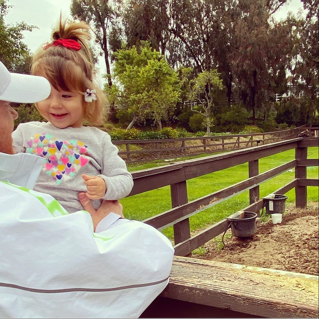 “Enamorada de su papi”, anotó el boxeador como descripción de la fotografía que desató miles de comentarios entre ellos el del actor Jaime Camil, “Yo veo al papá más enamorado”.