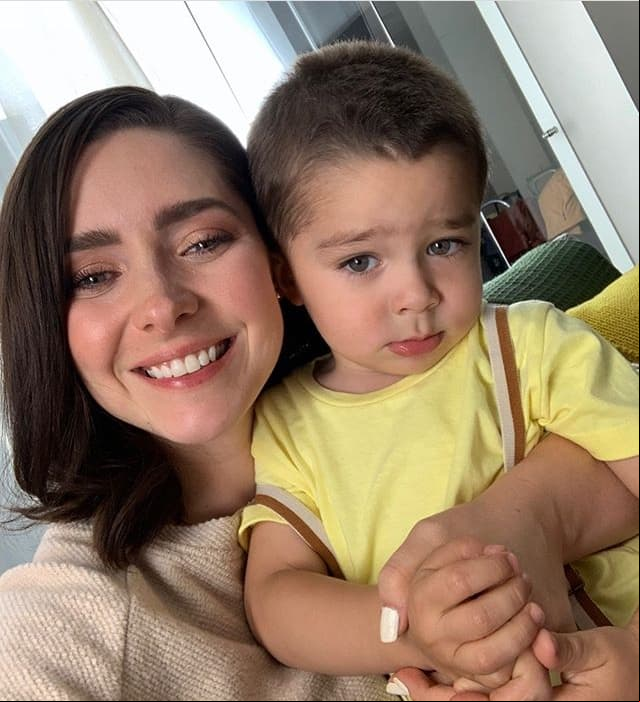 Ahora, que se encuentra alejada de la pantalla chica, Ariadne Díaz decidió dejar atrás su color natural de pelo y convertirse en una mujer rubia.