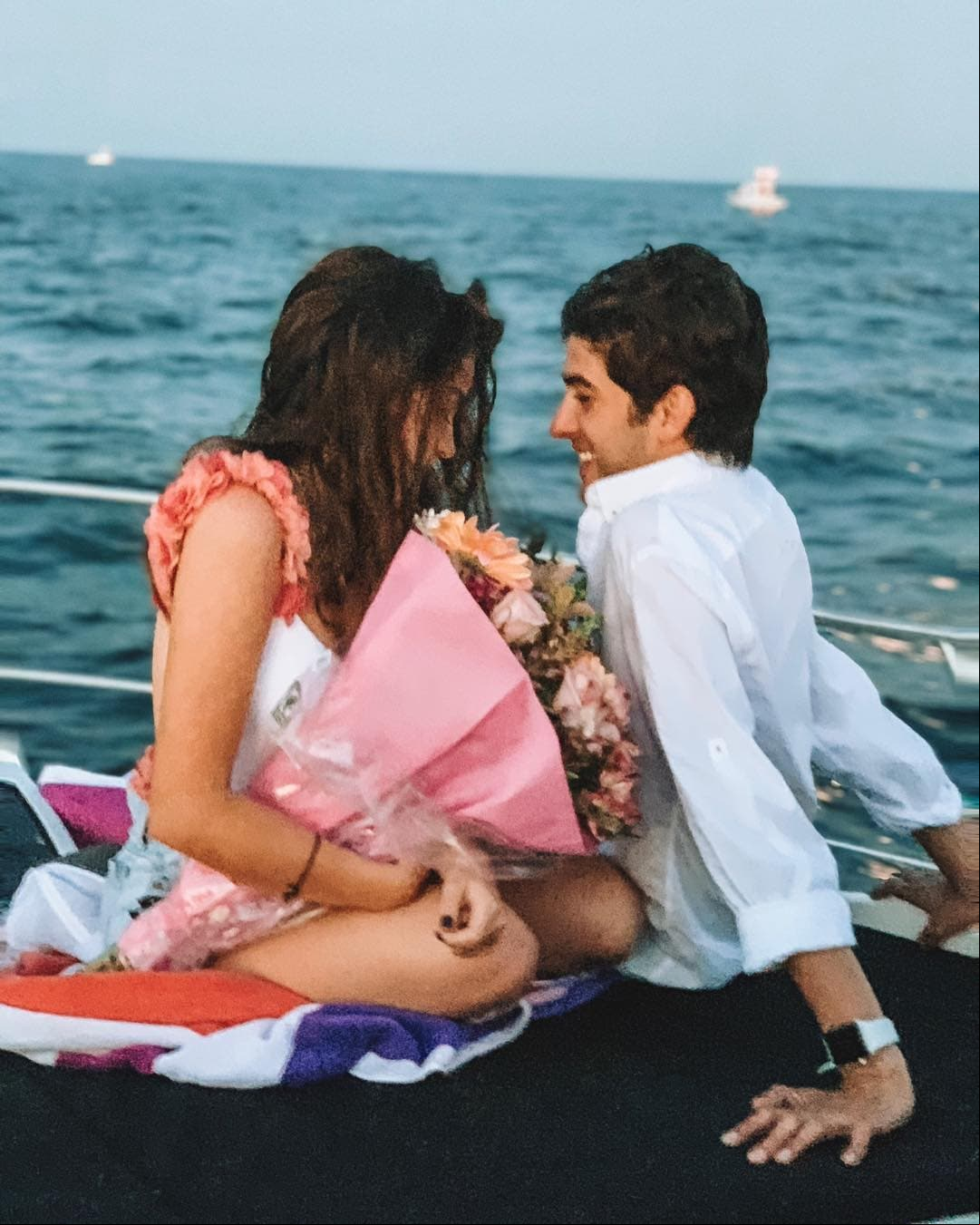 “¡Vive la vida con quien te dé la gana! Te quiero bebé @juanpgil #Novio”, escribió la actriz como descripción de una imagen en la que se le ve frente al actor y abrazando un enorme ramo de flores.