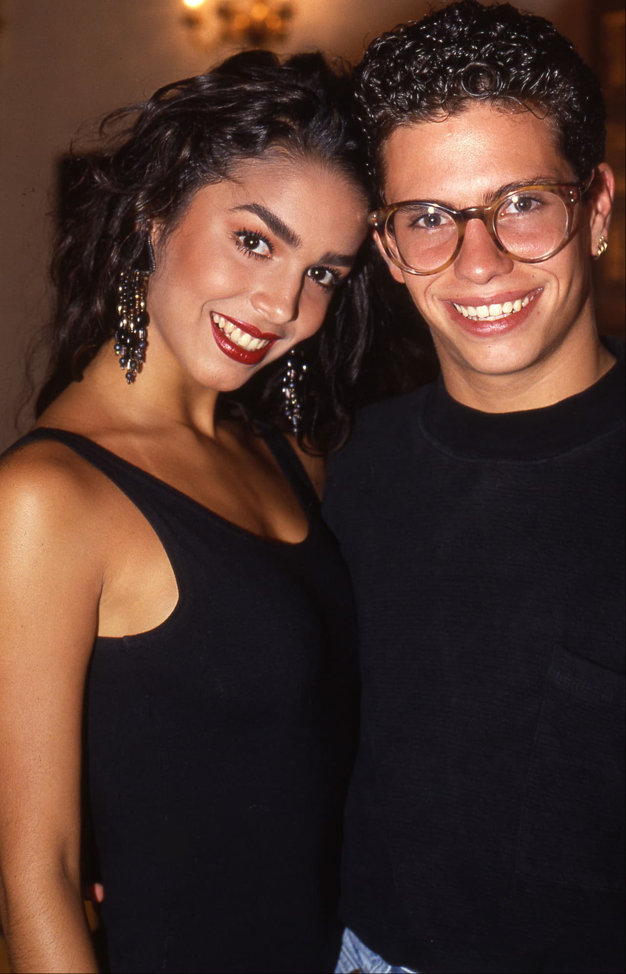 BIBY GAYTÁN Y DIEGO SCHOENNING: En 1988, Biby se incorporó al grupo Timbiriche, grupo juvenil en el que también estaba Diego, quien de inmediato conquistó a la nueva chica de la banda. Su relación solo duró un año, de 1990 a 1991, pero fue muy intenso, de hecho, hasta posaron en varias revistas de la época. El ahora conductor lo define como un romance juvenil.