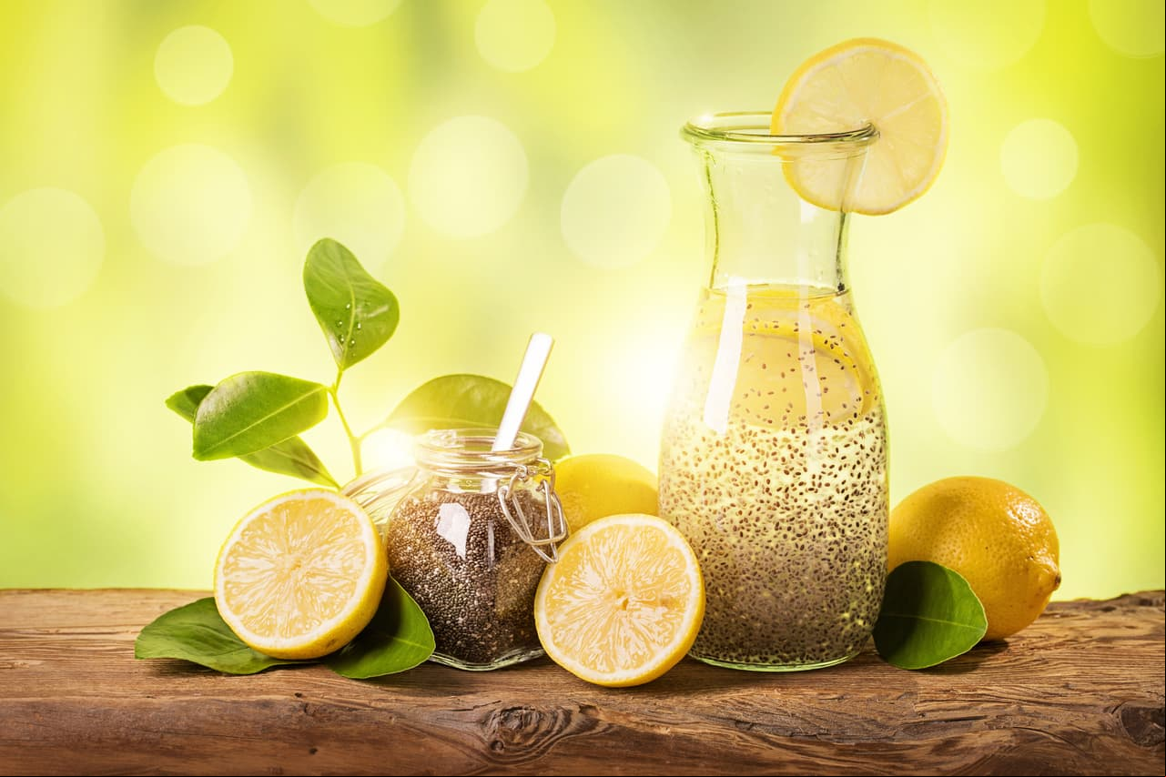 Logra un vientre plano con este delicioso té de limón, chía y jengibre