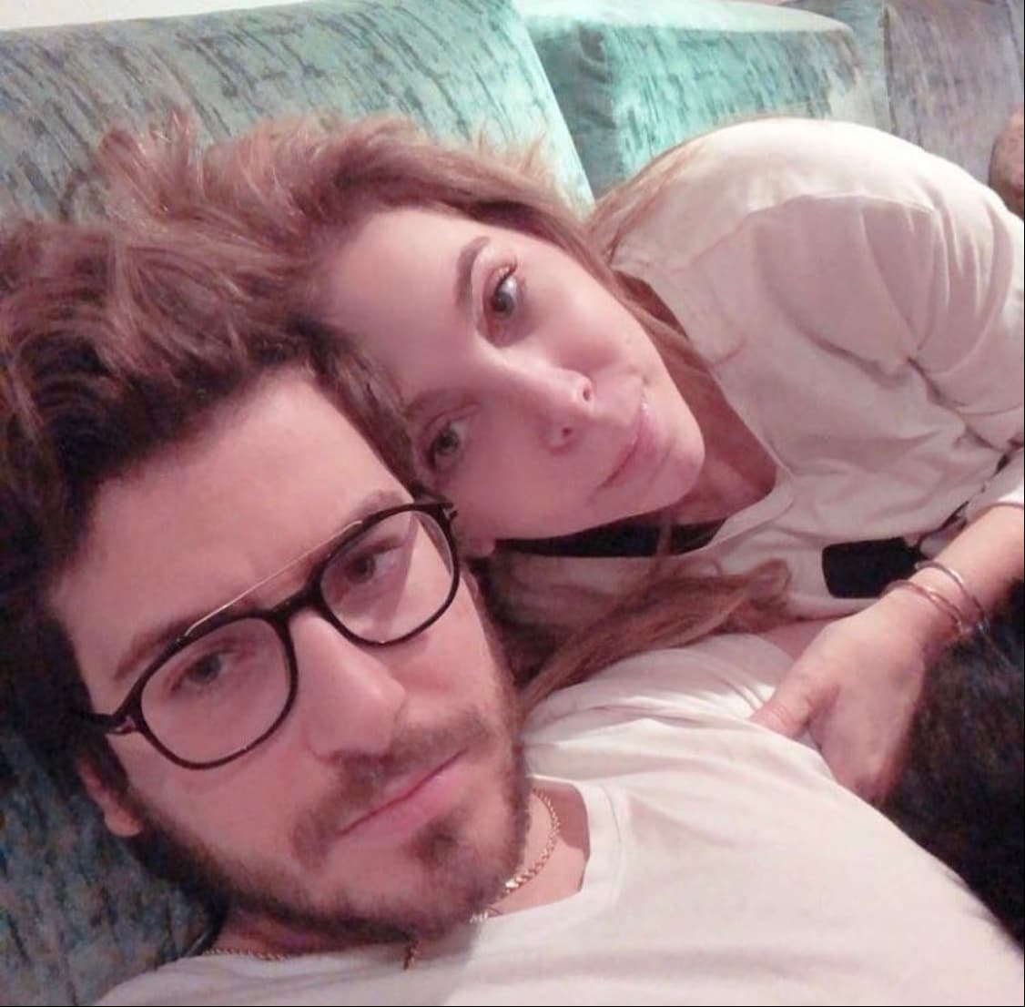 Asimismo, el joven suele compartiar fotografías en compañía de sus padres y otros integrantes de su familia.