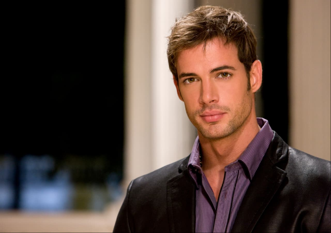 William Levy da vida a 'Alejandro', un hombre perspicaz por naturaleza que no tarda en descubrir que 'María José' (Jacky Bracamontes) no es realmente su esposa, pero se enamoran y ella le revela que 'Bruno' (David Zepeda) intentó matarlo.