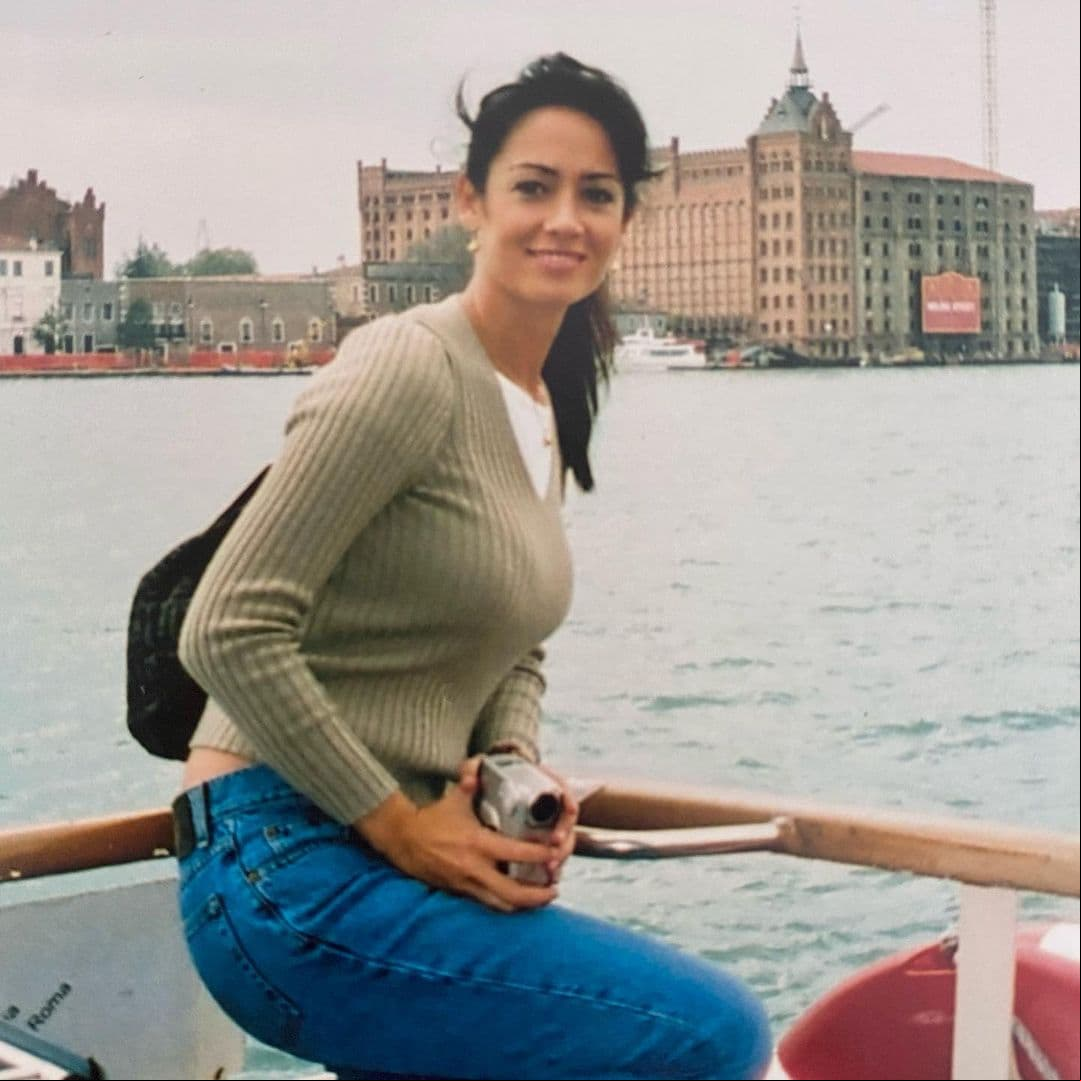 Anette Michel nació el 30 de junio de 1971 en Guadalajara, Jalisco, donde descubrió su pasión por la actuación y la conducción.