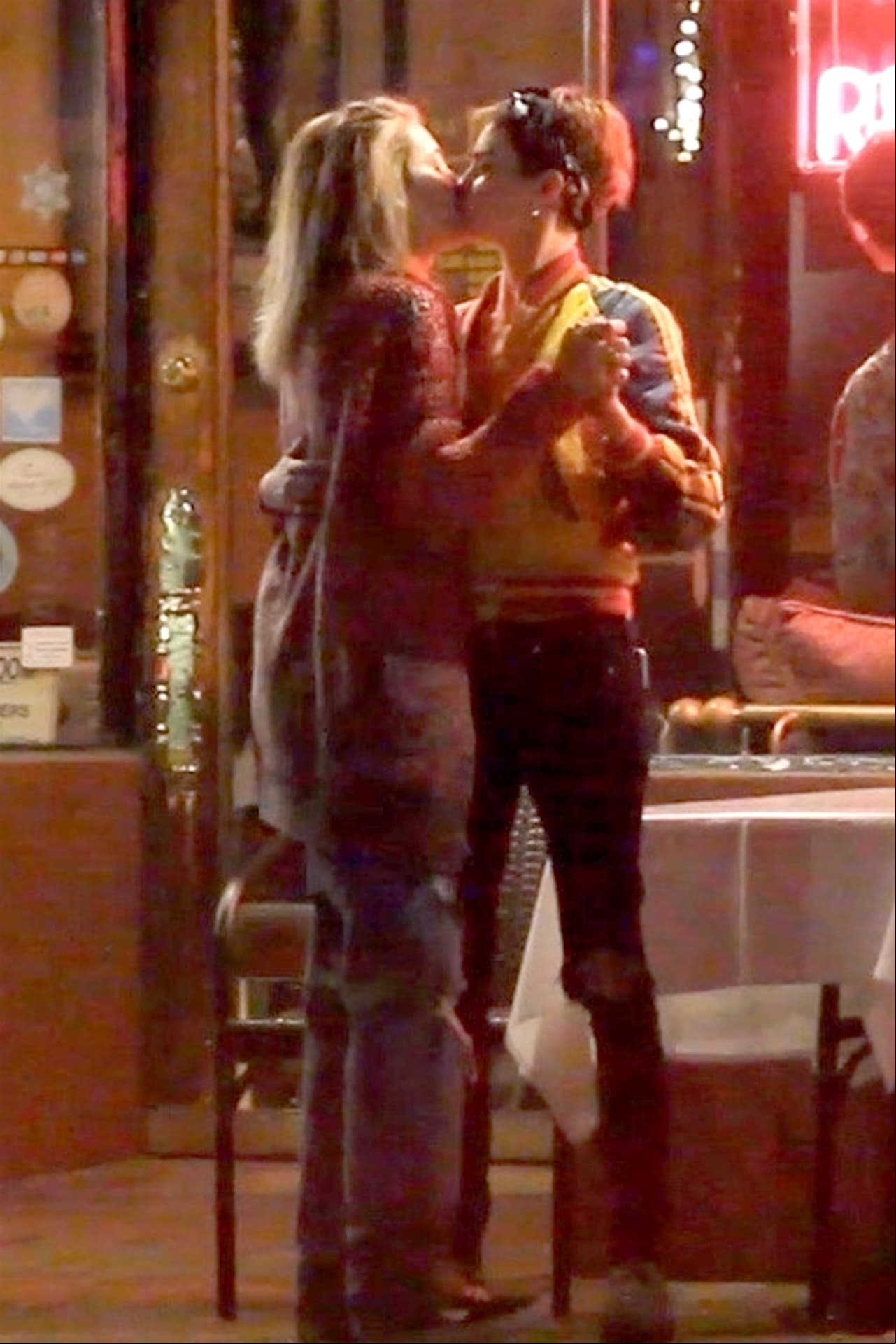 Protagonizaron candentes besos en la terraza del lugar.