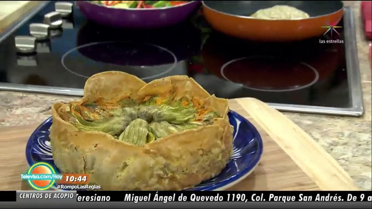 Cocina pastel de flor de calabaza y chía con salsa de chipotle