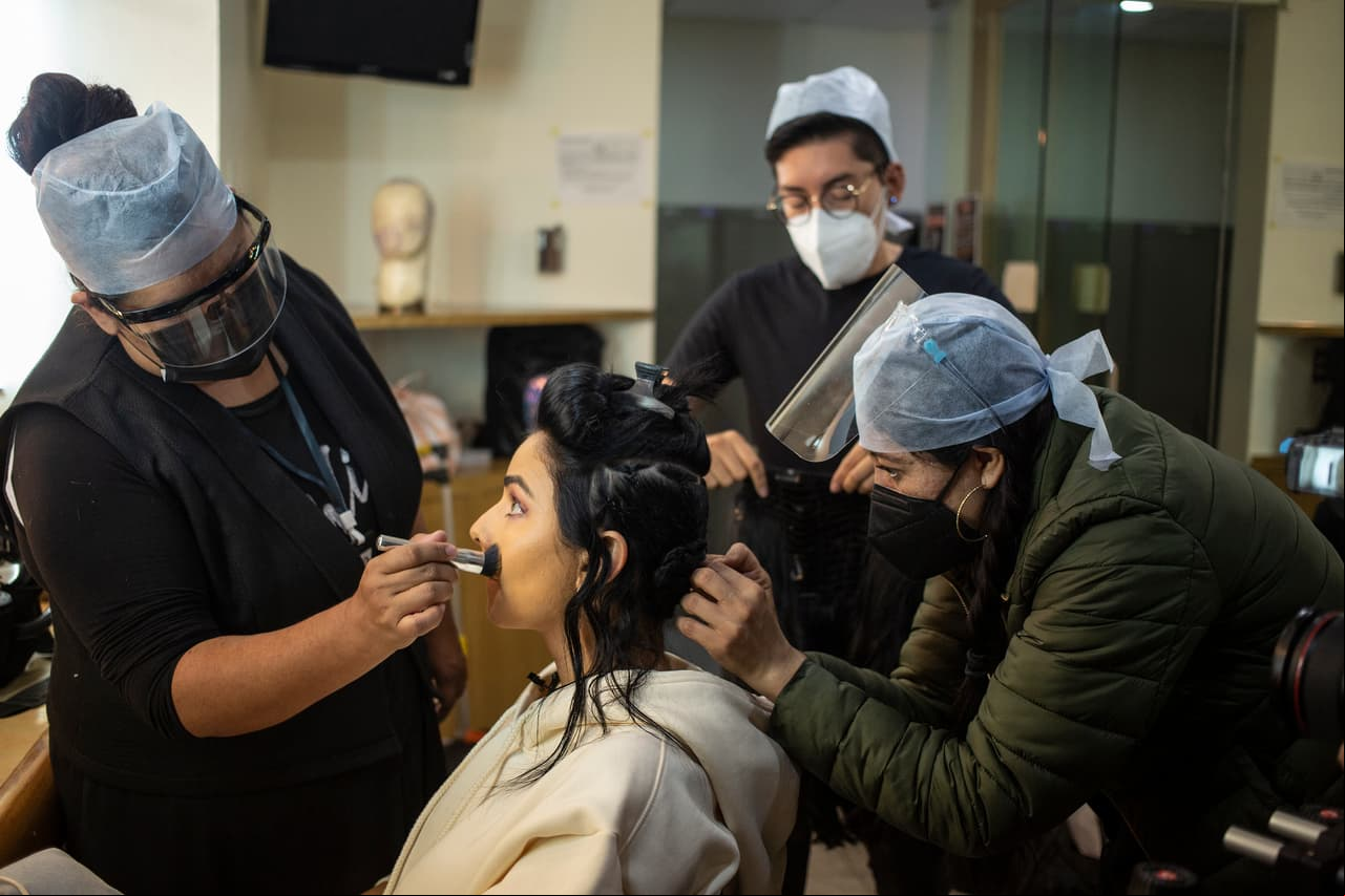Aunque el equipo la retoca con el maquillaje de la producción, ella procura llevar sus propios productos.