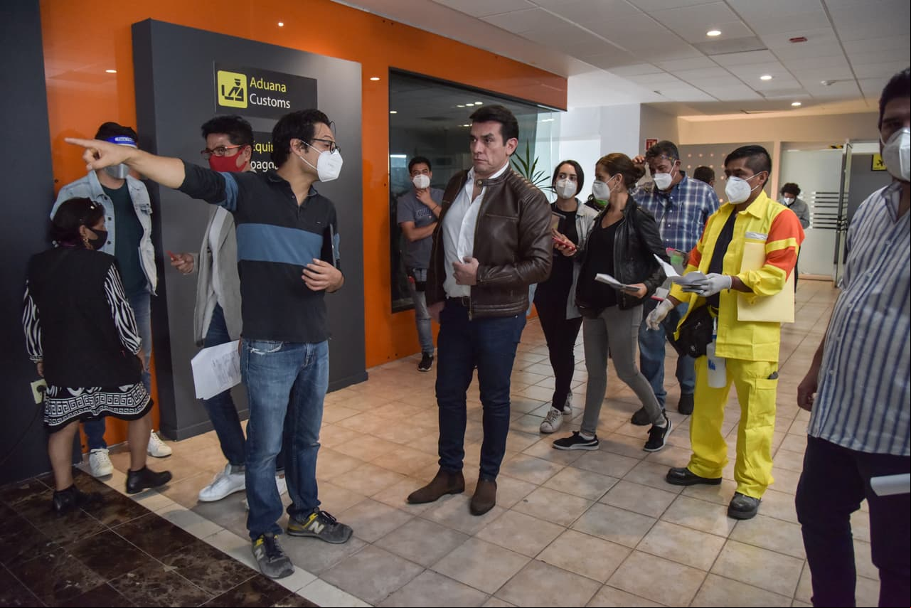 La protagonista no se imaginaba que el villano sí sabía y prepara su venganza. Aquí el actor Jorge Salinas preparando, con el equipo de producción, la escena.
