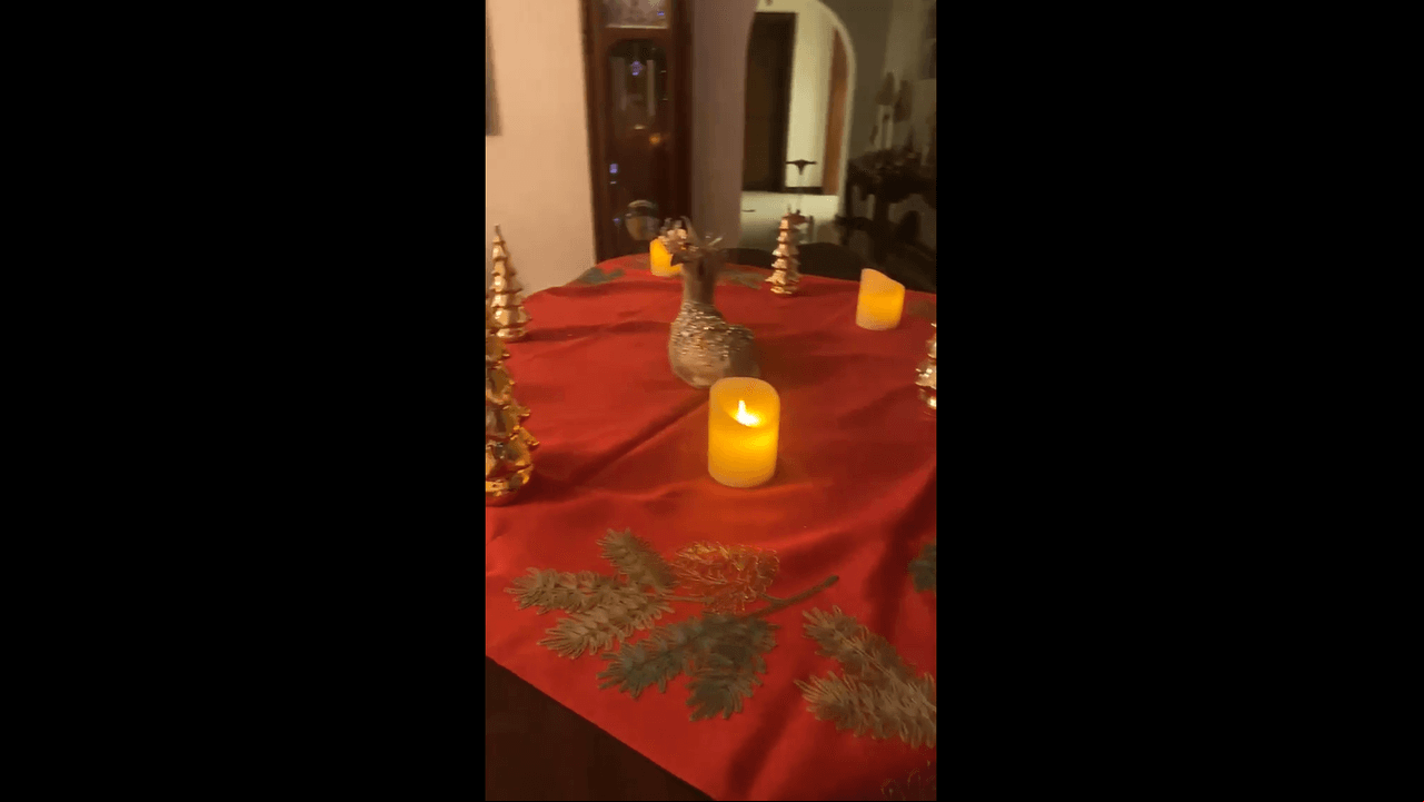 Encima del piano que tienen, la pareja colocó figuras en forma de renos y pinos rodeados de velas. “Todavía falta parte de la mesa, este es el piano, me encantan estas velitas porque usan batería”, indicó.