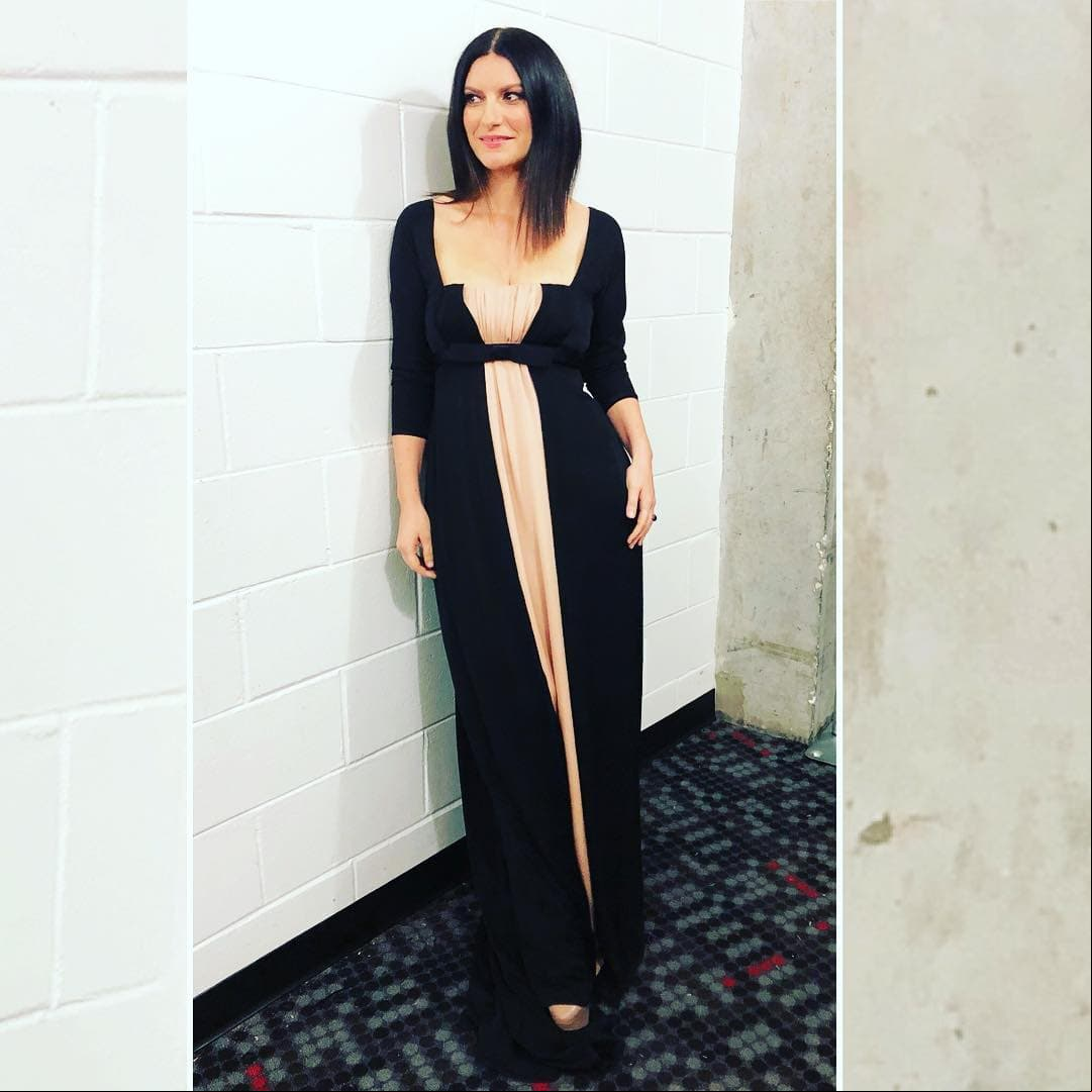 La interprete italiana eligió un vestido negro para la gala
