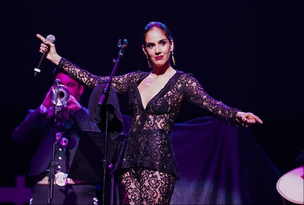 Por ejemplo, este fin de semana la actriz viajó a Los Ángeles, California para cantar en el Microsoft Theater junto a Bronco. Para la presentación del 17 de agosto, la intérprete, de 34 años, eligió un outfit totalmente negro con transparencias, mismo que fue diseñado por Francisco Cancino.