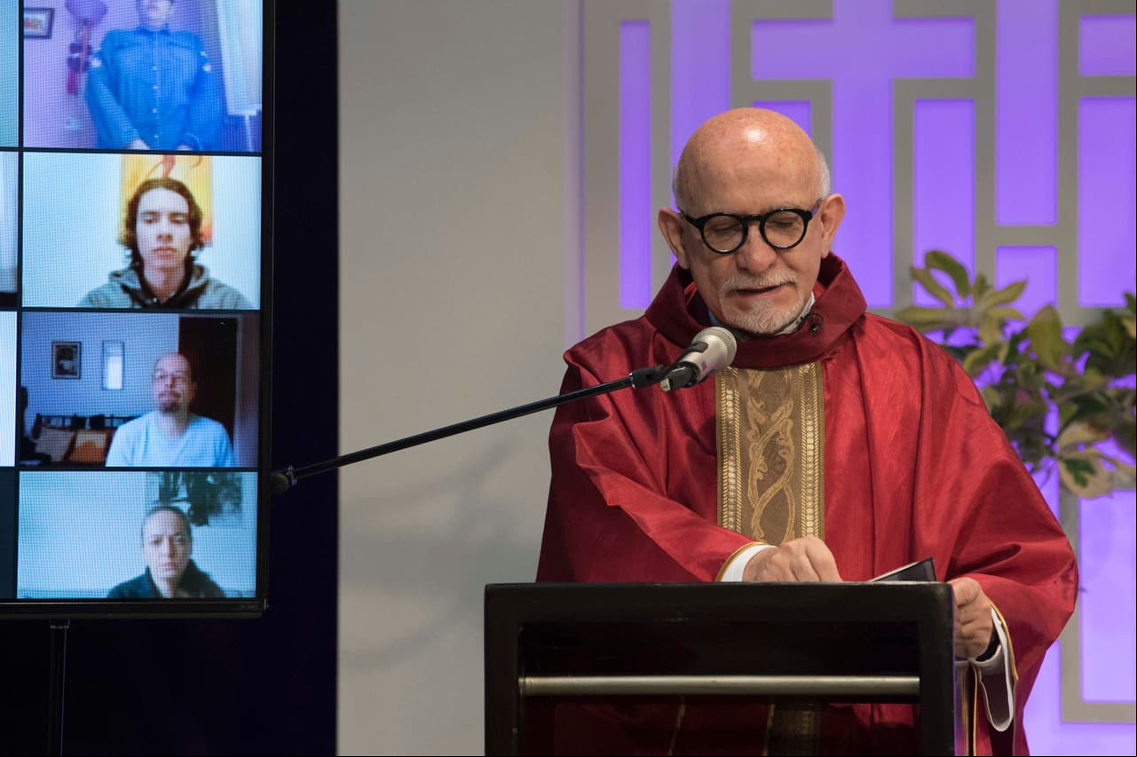 El padre José de Jesús Aguilar ofició la misa oficial del arranque de grabaciones para que este proyecto inicie de la mejor manera.