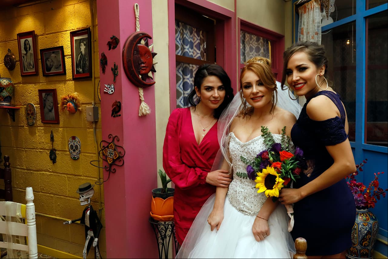 Aquí la novia con dos de sus mejores amigas: 'Fabiana' y 'Tina'.