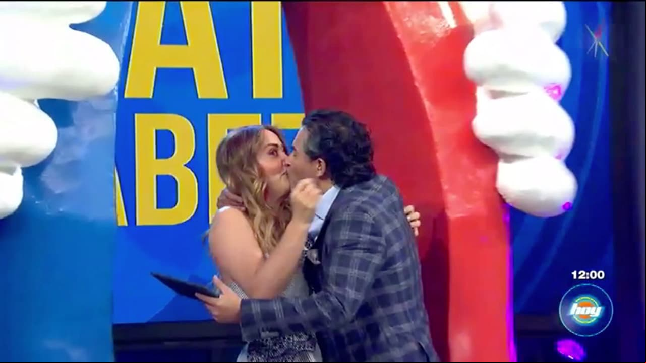 Raúl Araiza sorprende a Andrea Legarreta con tremendo beso en la boca