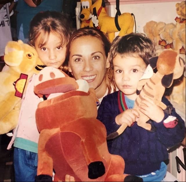 Sus hijos tan solo se llevan un año y medio de edad, de acuerdo con Duval, quien contó que cuando su hija mayor tenía 9 meses, se embarazó de Michel, su hijo menor.