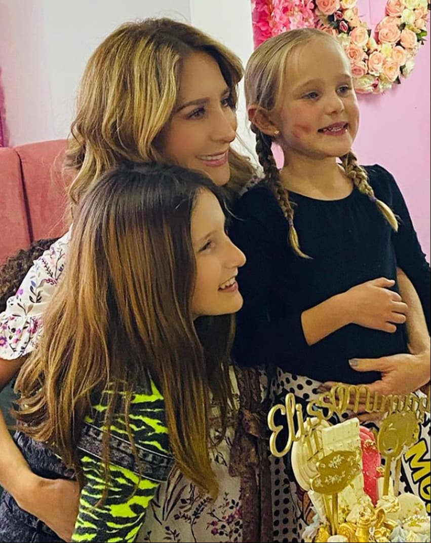 “¡Celebración de cumpleaños de las mosqueteras! @Mirandasbb @Elissasbb las amo!!”, escribió la actriz, de 37 años, para acompañar la diapositiva en su cuenta de Instagram.