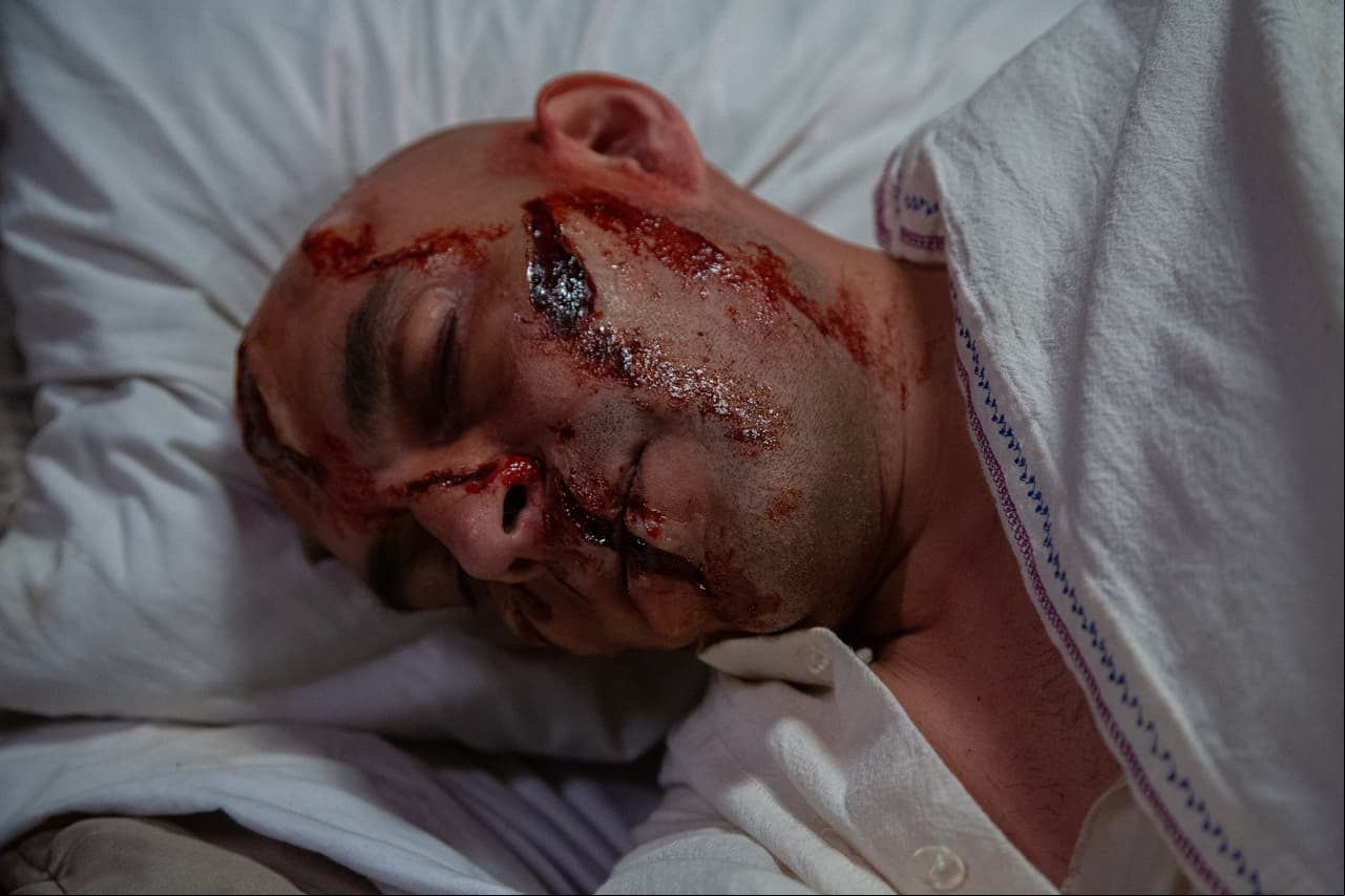 Finalmente, se logró un resultado impactante que mostró a su personaje sin vida y con múltiples laceraciones en la piel.