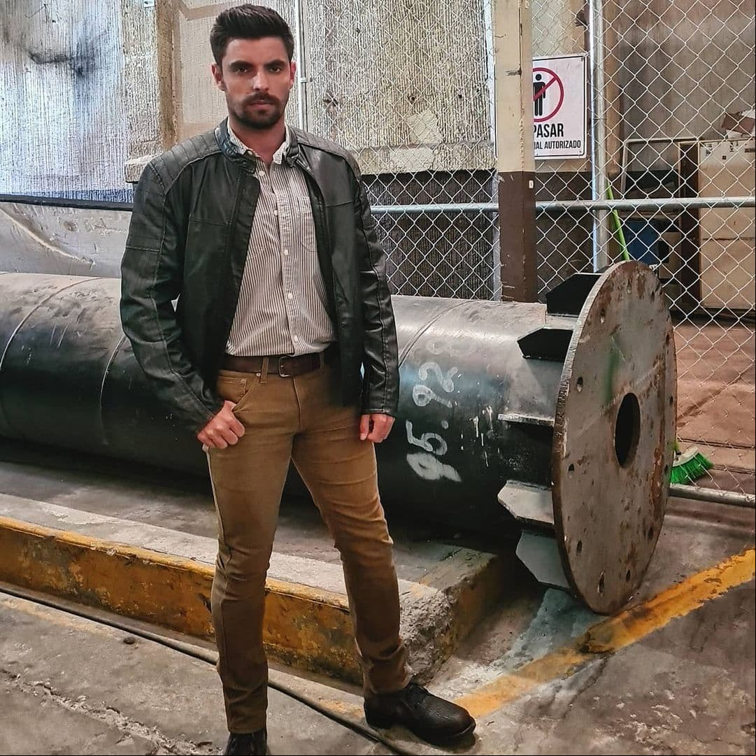Horacio es un joven que estudió la carrera de istración de Empresas, la cual abandonó. “A mí siempre me gustó la música, nadie me apoyaba. Una vez comencé con el tema del modelaje, empecé a adquirir mucha confianza en mí mismo y me llegó la oportunidad de hacer una película, me vi con un guión y me volví loco, me preparé una maleta y me fui a estudiar”, dijo en entrevista para Las Estrellas.