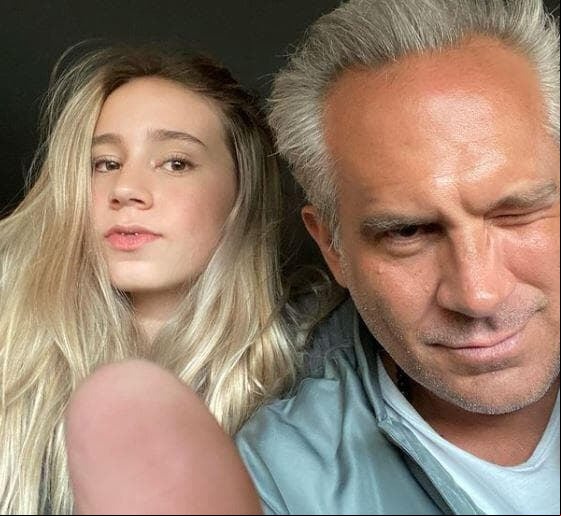 En 2019, Arath de la Torre actuó junto a su hija en su debut actoral en 'Mi marido tiene más familia', telenovela que protagonizaba su padre.