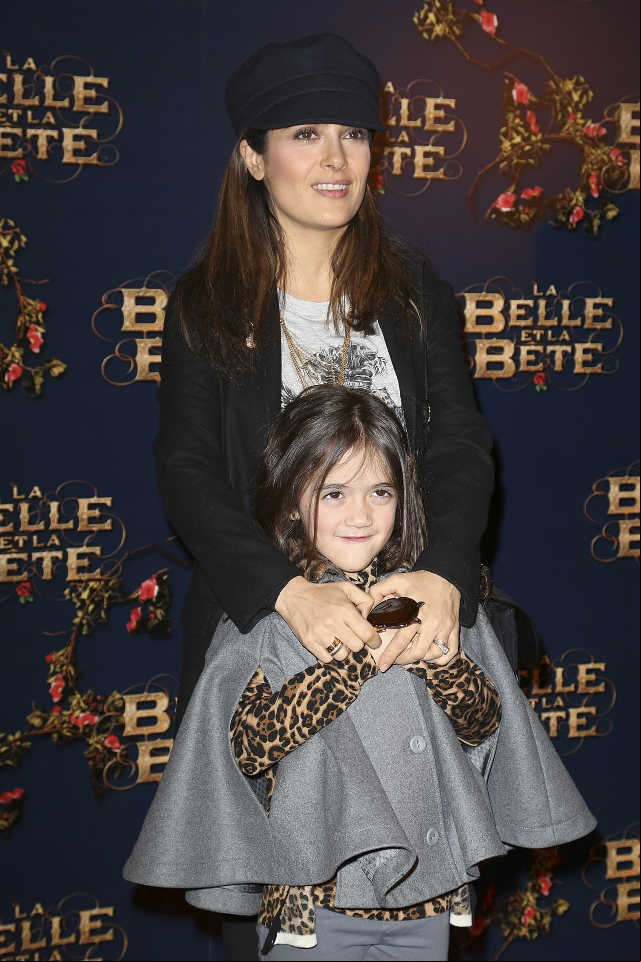 Salma Hayek y su hija posan juntas para revista; ¡parecen hermanas!