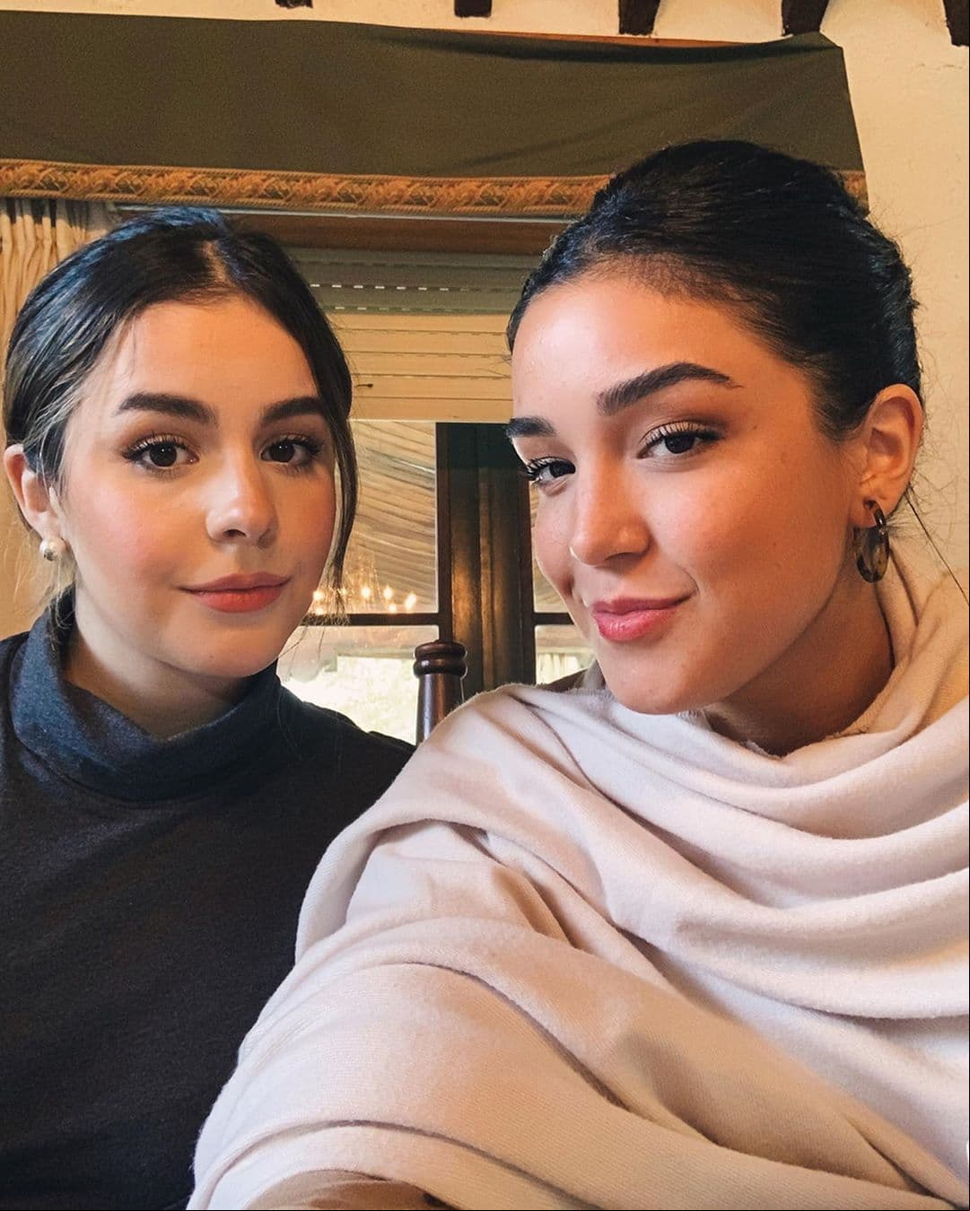 “Las dos son muy bellas”, “Ana Paula se parece a Camila Sodi”, “Las hijas de la pareja perfecta para mí” y “Bellísimas como su mamá”, son algunos de los comentarios que recibieron las hermanas Capetillo Gaytán tras publicar esta selfie en febrero de 2020.