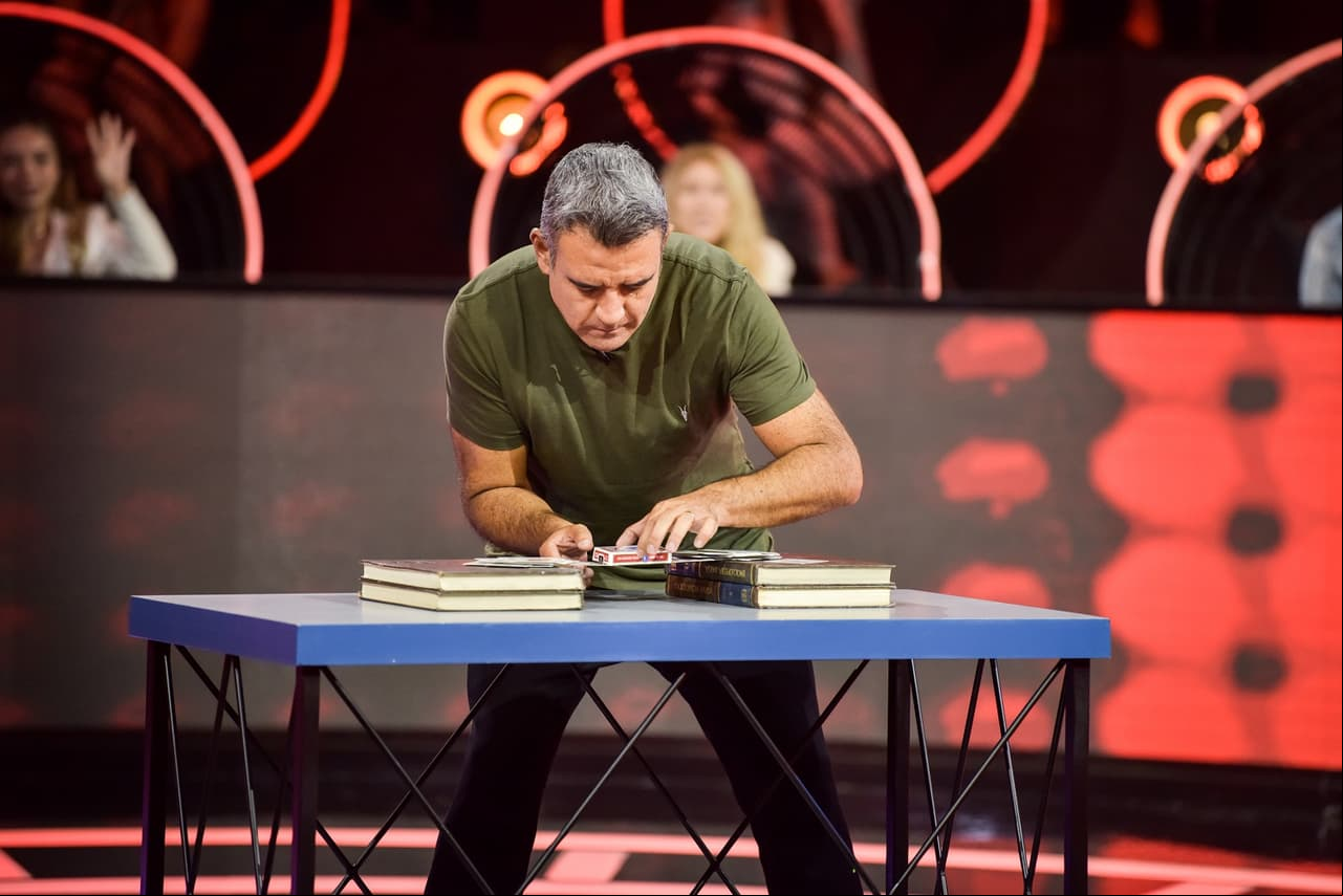 En ‘Los puentes’, Héctor construyó un puente de naipes con dos libros, poniendo una caja vacía encima.