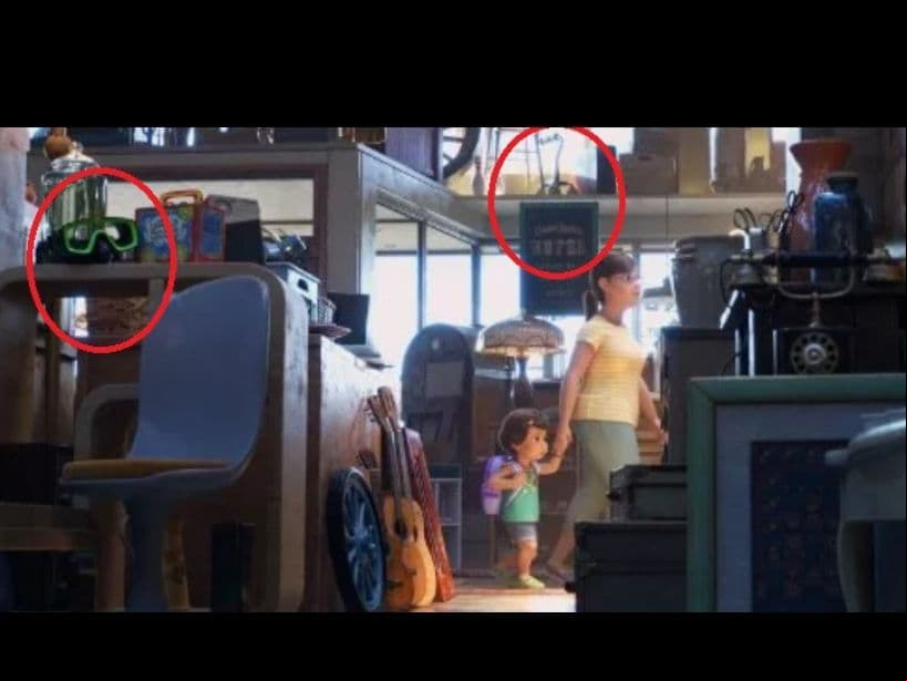 En esta imagen, se ven de lado izquierdo los googles de los buceadores de Buscando a Nemo (2003), y arriba a la derecha, el bastón de de Carl de Up (2009).