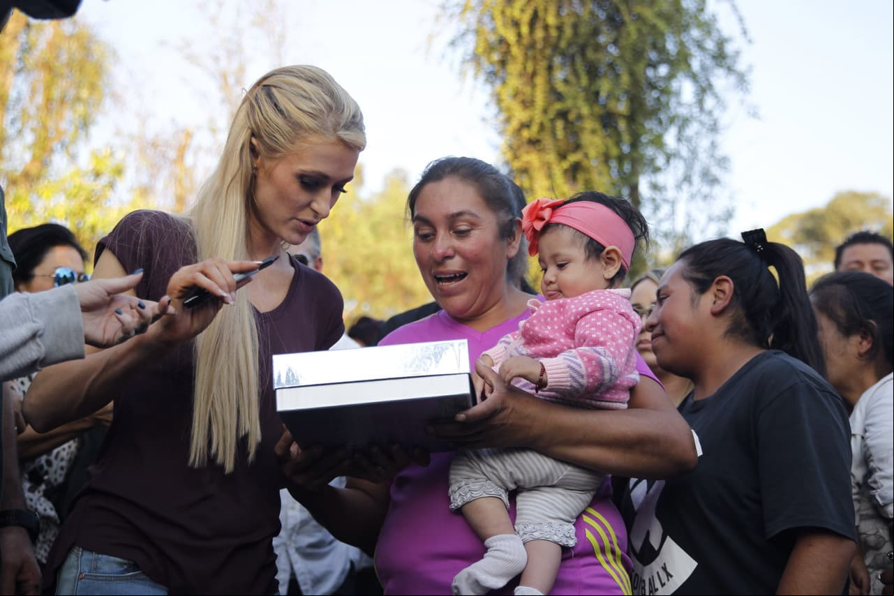 La también modelo se tomó fotos con los damnificados, les llevó regalos y platicó un poco con ellos en español.