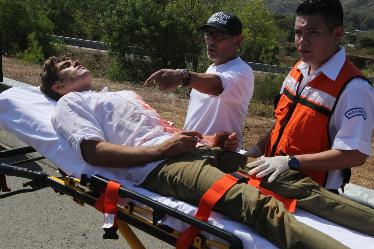 Hugo se arrepintió de lo que hizo, ¡pero fue herido por el Calamal para evitar que lo denunciara ante la policía! Juan Osorio estuvo presente para cuidar los detalles de la escena.