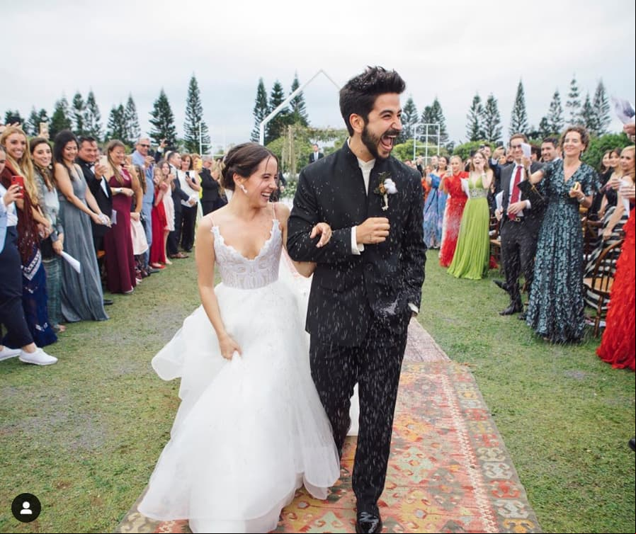 La fotógrafa Ashley Frangie capturó el momento en el que Camilo y Evaluna caminaron por primera vez como esposos, mostrando la gran sonrisa de los cantantes.