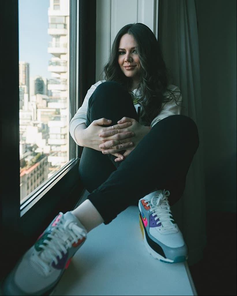 La integrante del dúo musical Jesse & Joy solía ser muy reservada con su vida privada, pero después de que la periodista Maxine Woodside destapara que estaba a punto de convertirse en madre por medio de una inseminación artificial, la cantante optó por revelar que esperaba su primer bebé junto a su esposa.