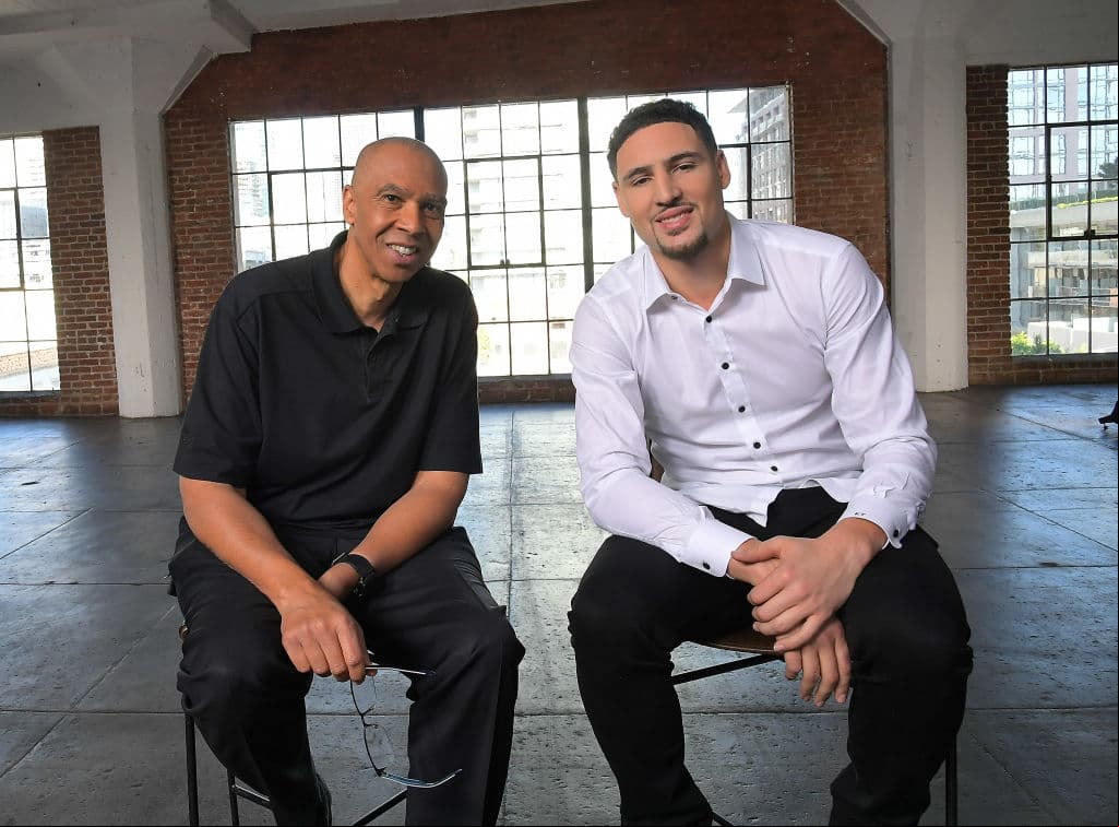 Klay Thompson, tres veces campeón con los Golden State Warriros y cinco veces seleccionado para el juego All-Star de la NBA, es el hijo de Mychal Thompson, quien ganó dos títulos con los Los Angeles Lakers en los 80s.