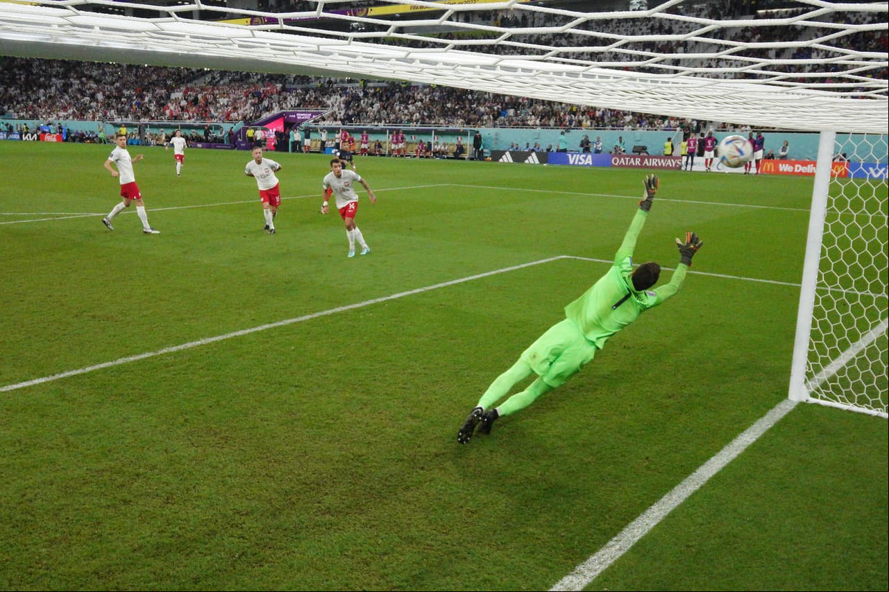 Szczesny no pudo cotener el disparo.