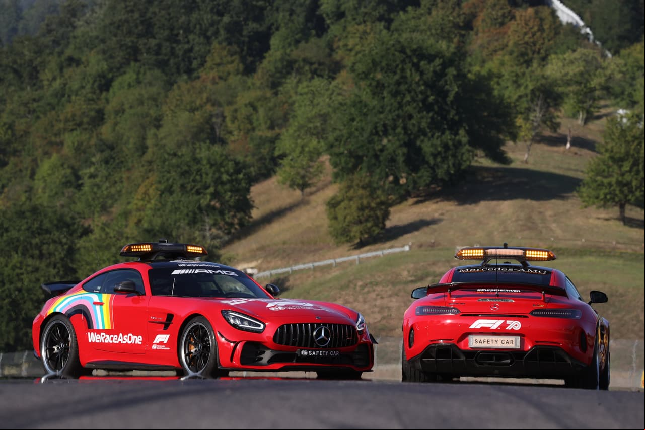 El carro de seguridad de Mercedes Benz se pinta de rojo en honor a las 1000 carreras de Ferrari para el Gran Premio de la Toscana que se correrá en el Circuito Mugello. Bernd Maylander es el piloto de este carro.
